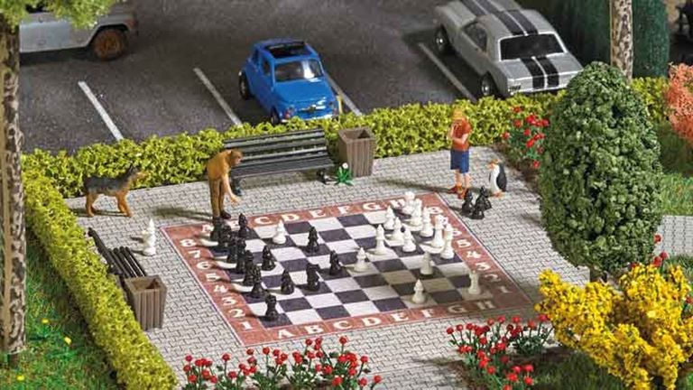 BUSCH 7839 Садовые шахматы (набор), 1:87