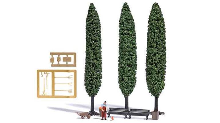 BUSCH 7853 Садовник с триммером, тачка, скамейки, канистры, инструменты, корзина и 3 дерева ~120 мм, 1:87