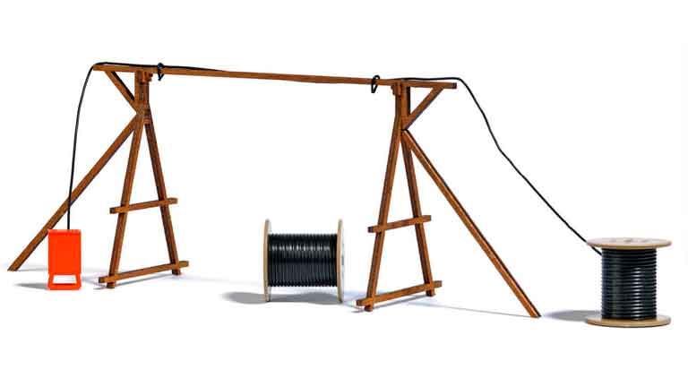 BUSCH 1375 Деревянный кабельный мост с комплектом электрического распределителя, 1:87