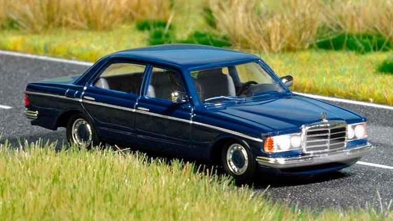 BUSCH 5661 Автомобиль Mercedes-Benz® W 123 (свет), 1:87