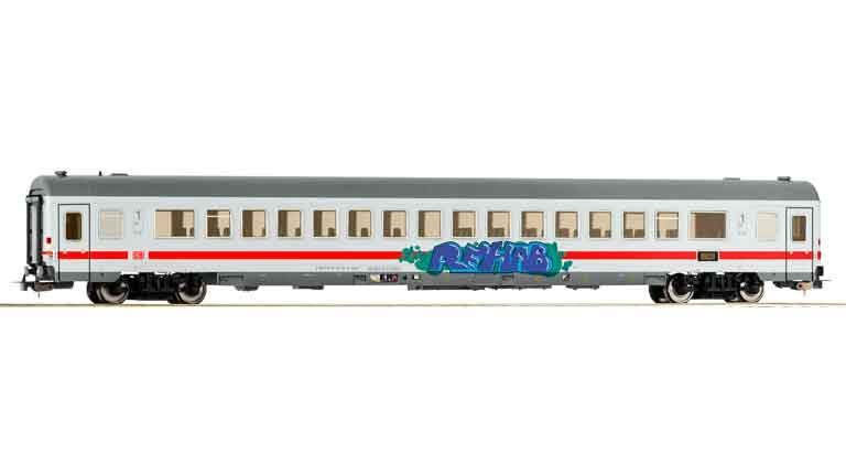 PIKO 58849 Пассажирский вагон Apmmz 106 1 кл. «IC» с граффити, H0, VI, DB AG
