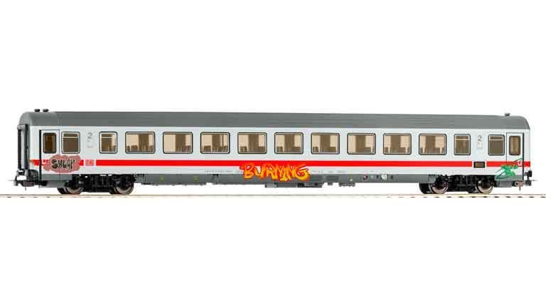 PIKO 58848 Пассажирский вагон Bpmz 284 2 кл. «IC» с граффити, H0, VI, DB AG