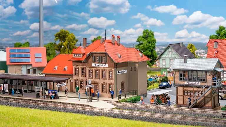 FALLER 190035 Станция «Passendorf» (вокзал, диспетчерская, платформа и 6 фигурок), 1:87, 1946-1977