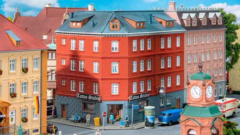 FALLER 130138 Угловой дом с «Tattoo Studio», 1:87, 1946–1977